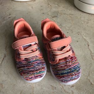 Running/tennis shoes